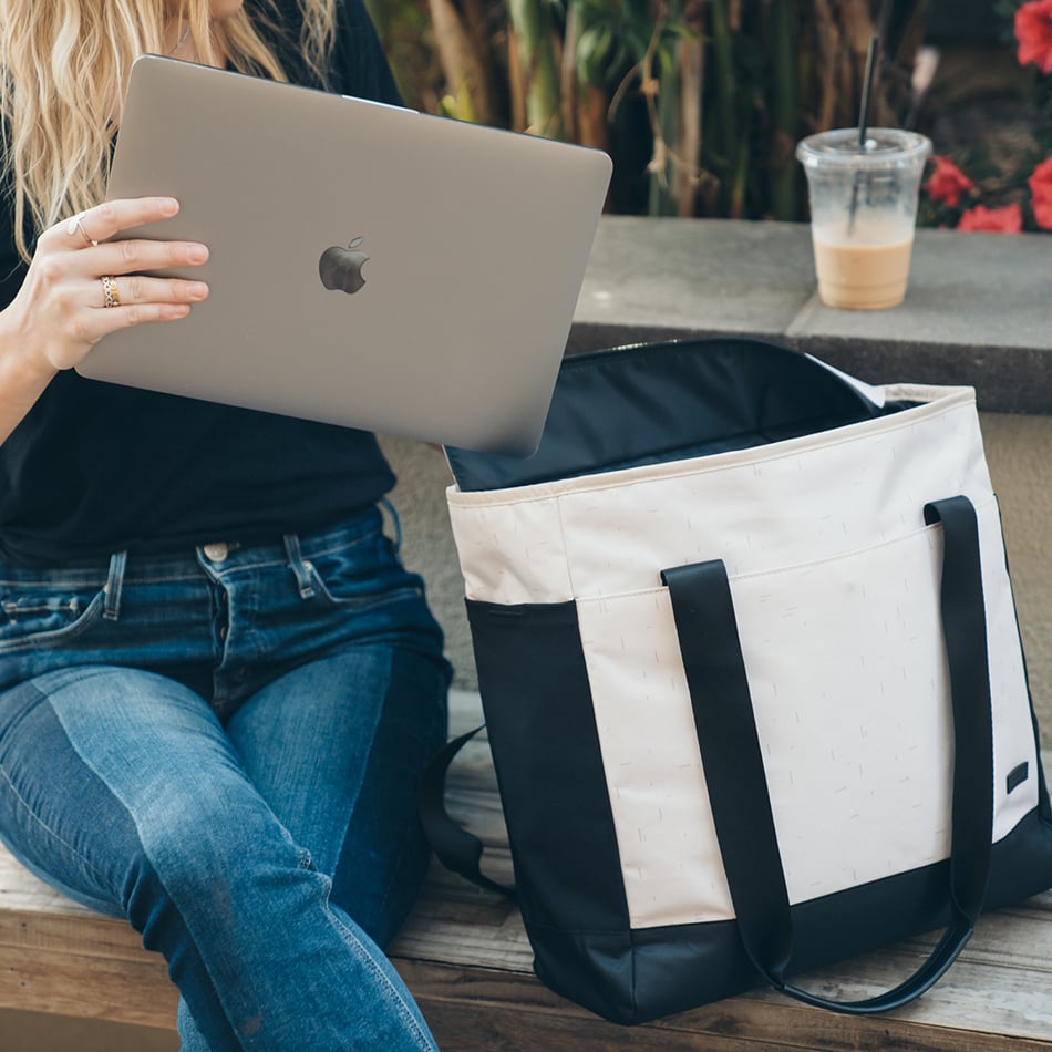 ogio-tote-2020-xix-18-lifestyle-2